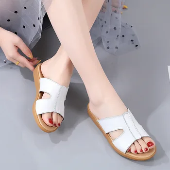 2022 karstā pārdošanas čības sieviešu vasaras jaunu ārējo valkāt ādas ērti gadījuma sandales plakandibena neslīdoša mīkstu apakšu